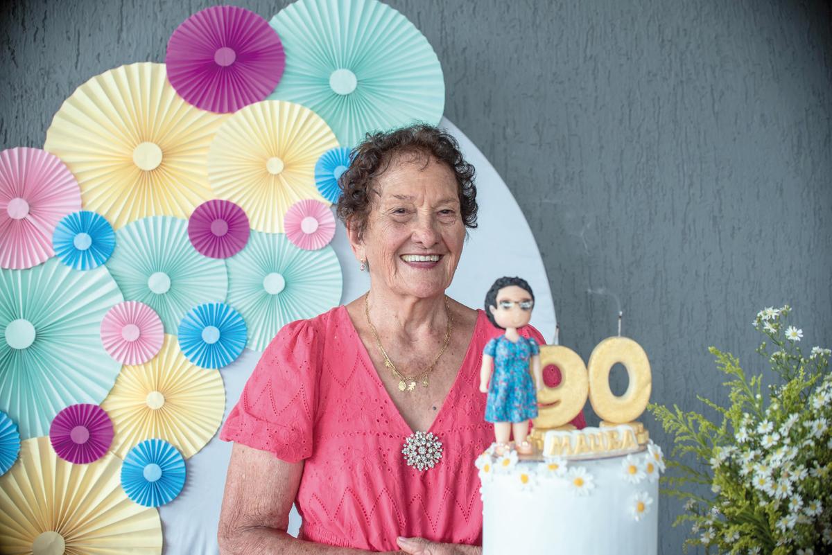 Maura Rosa Viana completou bem vividos 90 anos de idade, com direito a festa colorida e muito alegre (Foto/Ju Estevam)