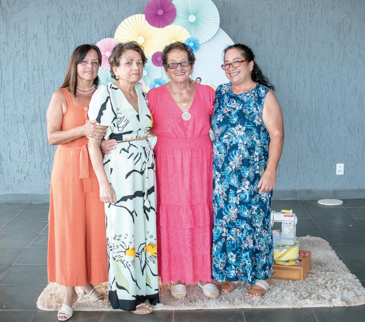 A aniversariante com as filhas Maria Aparecida Viana Oliveira, Cleonice de Lurdes Viana Silva e Valdelice maria Viana (Foto/Ju Estevam)