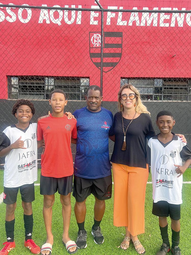 Tenho falado muito por aqui sobre a Escola de futebol do Flamengo aqui em Uberaba, pois bem, a escola e celeiro de craques mesmo, na foto Gabriel Antenor, Lauender e Pedro Gabriel, alunos daqui de Uberaba que estao hoje na escola do Flamengo no Rio de Janeiro, ao lado de Andrea Nunes, responsável pelo sucesso da escola por aqui e Professor Marcinho, que bem prepara a turma para alçar novos voos (Foto/Reprodução)