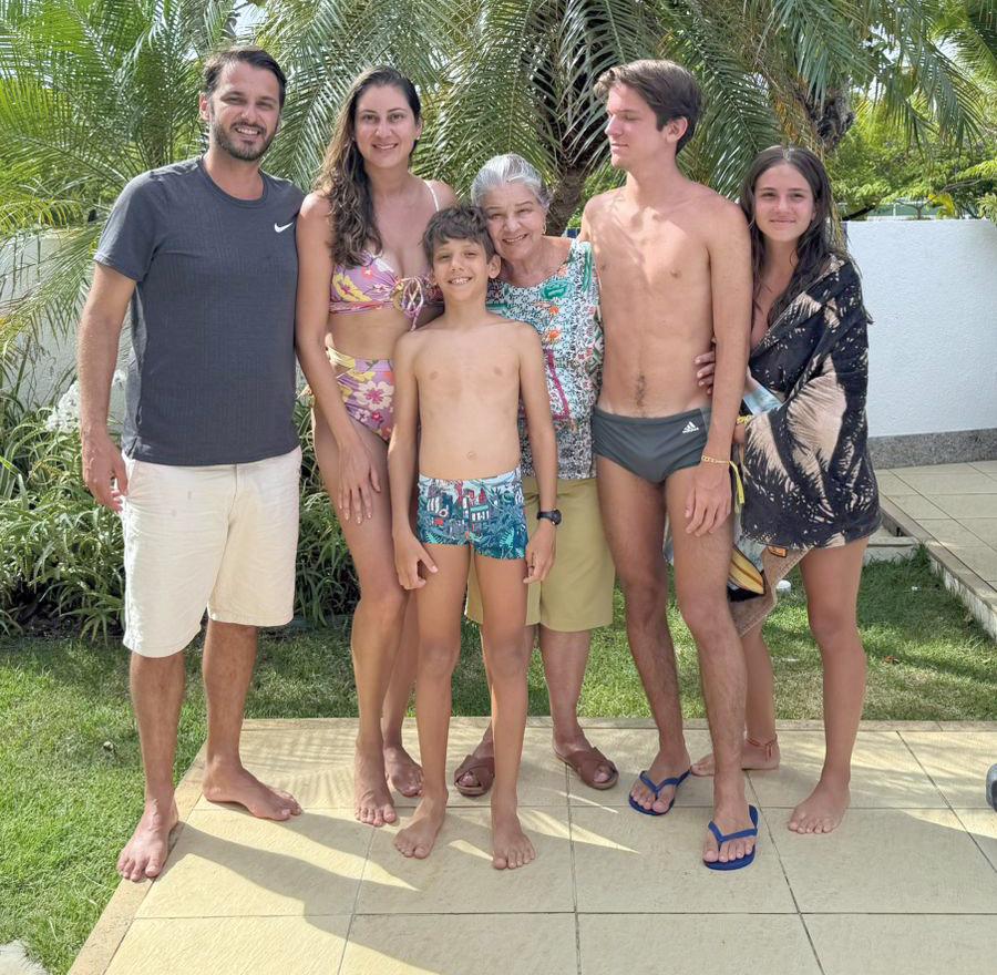 Eleana Sena aproveitou as ferias de janeiro para curtir os netos, na foto, Euler, Melina, Thiago, Pedro e Laura curtindo as praias do nordeste e o colinho da vovo coruja (Foto/Reprodução)