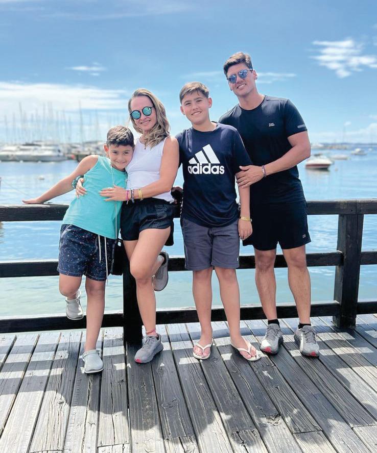 Daniel Cecilio, Tunica Barbosa, Pedro e Caio estao curtindo ferias em Punta Del Este com toda familia dela, reunida (Foto/Reprodução)