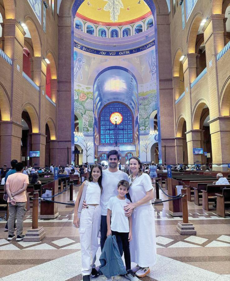 Antes de comecar as atividades do ano letivo, Poli Pinti, Henrique Massa, Isabela e Pedro em parada obrigadoria no santuario de Nossa Senhora da Aparecida (Foto/Reprodução)