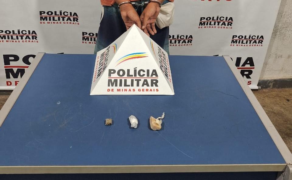 Duas buchas de maconha e uma pedra de crack foram encontradas com o suspeito e na casa alvo de denúncia (Foto/Divulgação)