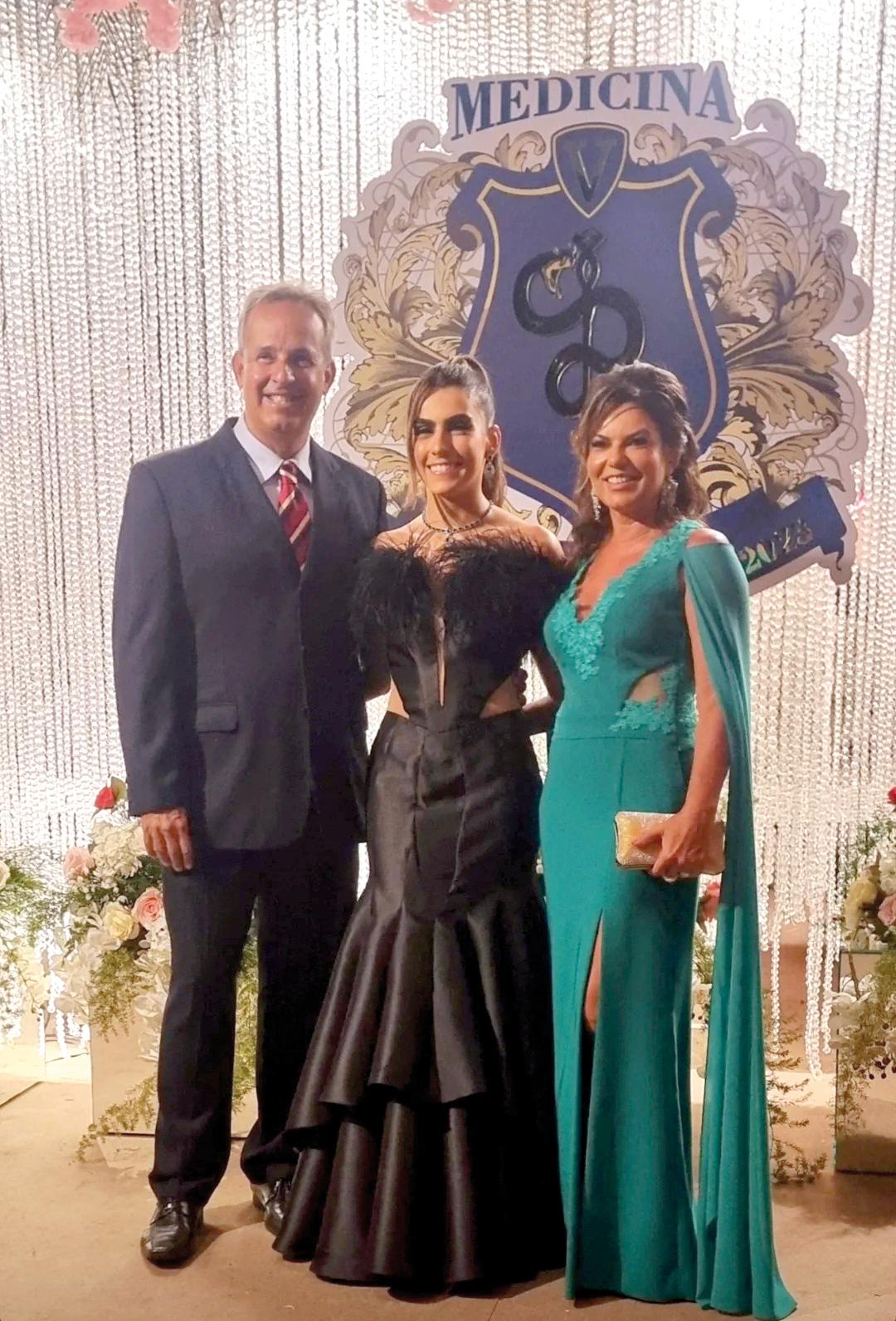 Quem também se formou em Medicina foi a bela Fernanda, na foto com seus pais Clarkson Marzola e Carla (Foto/Reprodução)