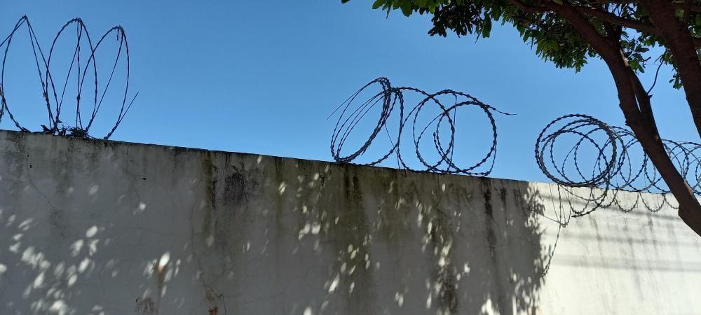 Um morador da vizinhança aponta que, mesmo após o novo furto, o muro continua sem a proteção, deixando um espaço livre para os autores passarem (Foto/Divulgação)