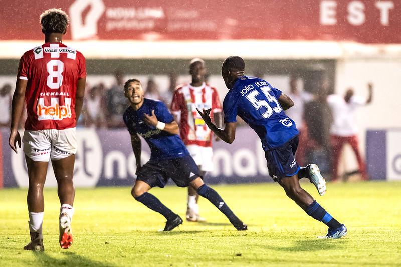 Com estrela, João Pedro saiu do banco de reservas para dar a vitória à equipe Celeste (Foto/Divulgação/Cruzeiro E.C)