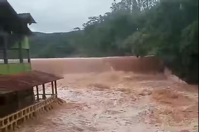 Barragem transbordou em Dom Joaquim (Foto/Reprodução)