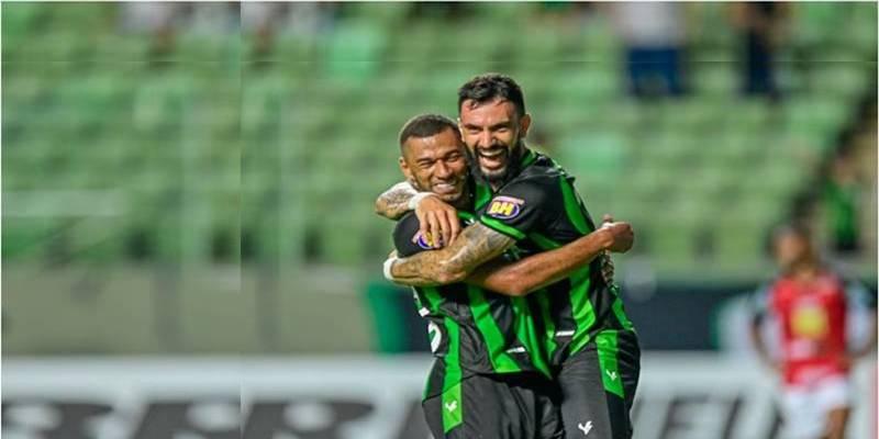 Mastriani (direita), do América, comemora gol contra o Pouso Alegre ao lado de Fabinho (Foto/Mourão Panda – América.)