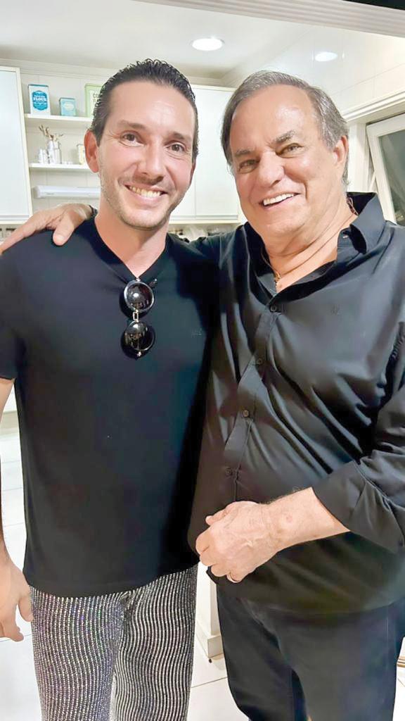 O querido Alê Assumpção com o pai da aniversariante Ronnie Von (Foto/Reprodução)