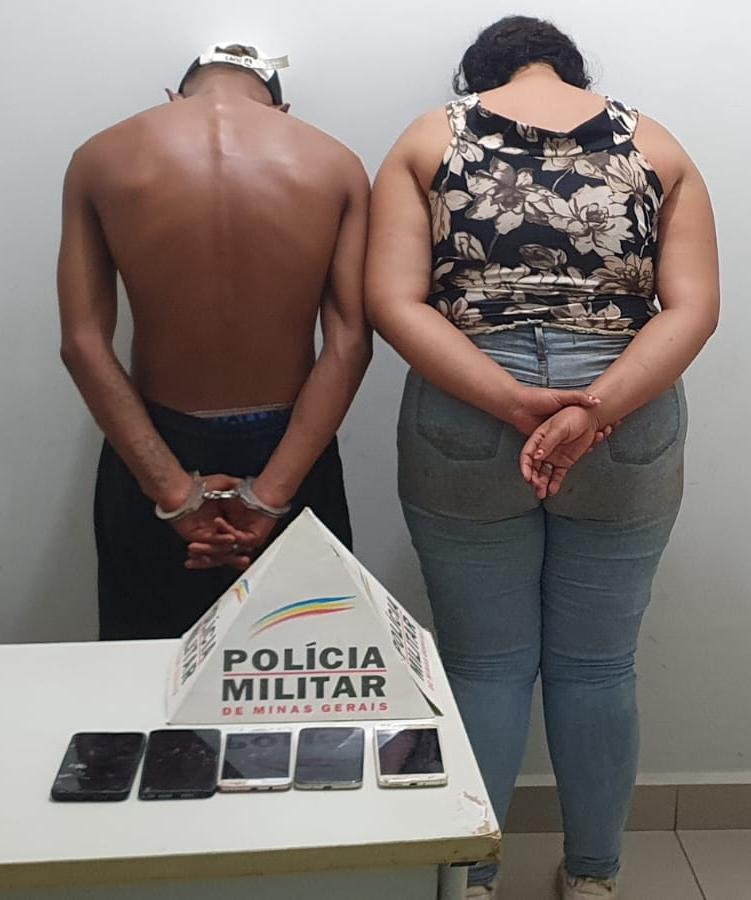 Foi recuperado o celular da vítima, além de outros quatro aparelhos cuja procedência não foi esclarecida pelo casal (Foto/Divulgação PM)