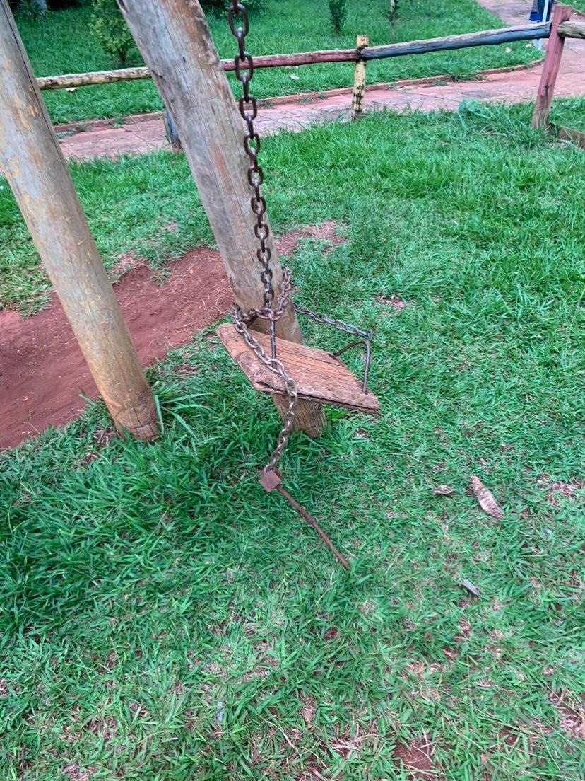 Estrutura dos brinquedos do parquinho está comprometida (Foto/Leitor)