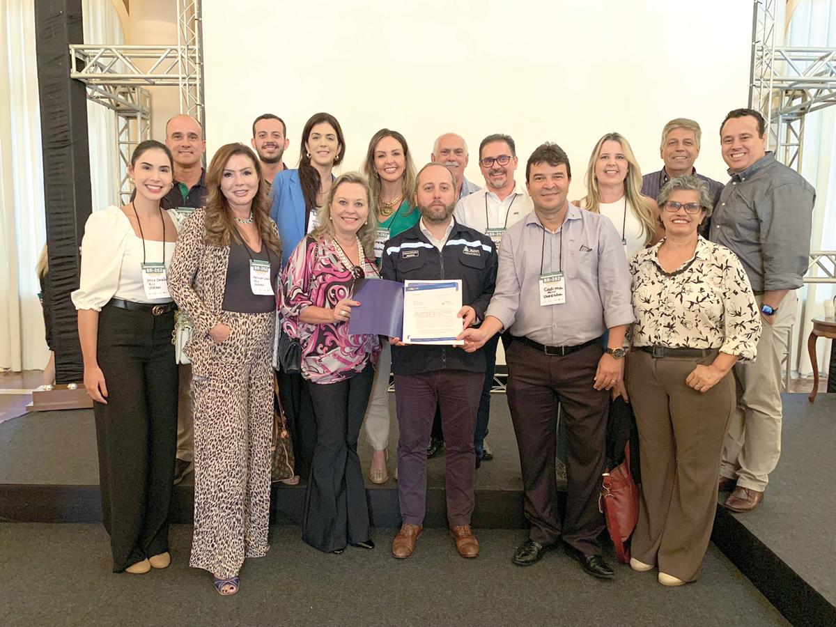 Orgulho fazer parte deste time! Uma grande comitiva de Uberaba, composta por um grupo expressivo de diretores da Aciu, participou na tarde de ontem, da audiência sobre a duplicação da BR-262, na cidade de Araxá. Durante o encontro, o presidente da Aciu, Anderson Cadima, e a presidente eleita para o Biênio 2024/2025, Lídia Prata, entregaram nas mãos do diretor geral da Agência Nacional de Transportes Terrestres (ANTT), Dr. Rafael Vitale Rodrigues, um ofício contendo explanações sobre a importância da duplicação desta importante rodovia para as atividades comerciais e industriais de Uberaba e toda região (Foto/Arquivo pessoal)