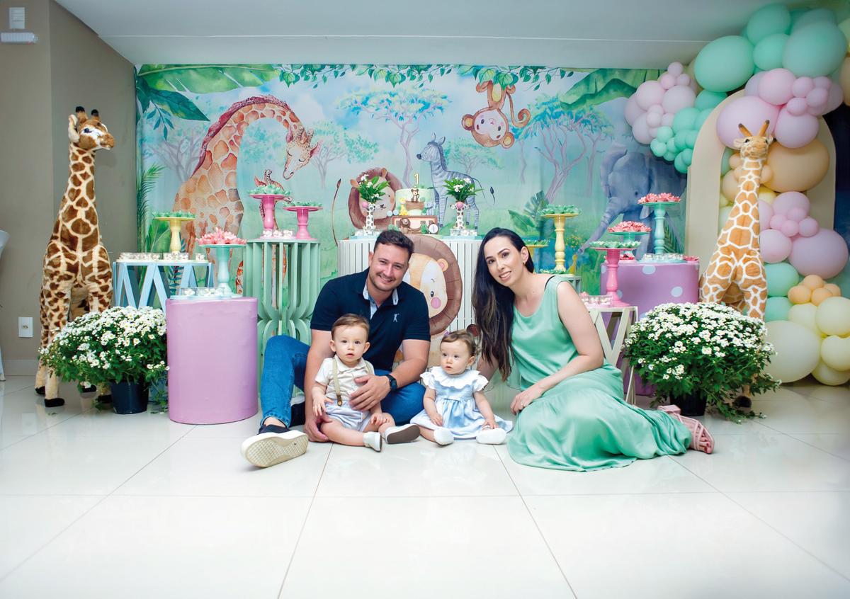 Bruna Saud Borges e Getúlio Cesar Andrade com os filhos, Bento e Ísis (Foto/Thaynara Mendes)