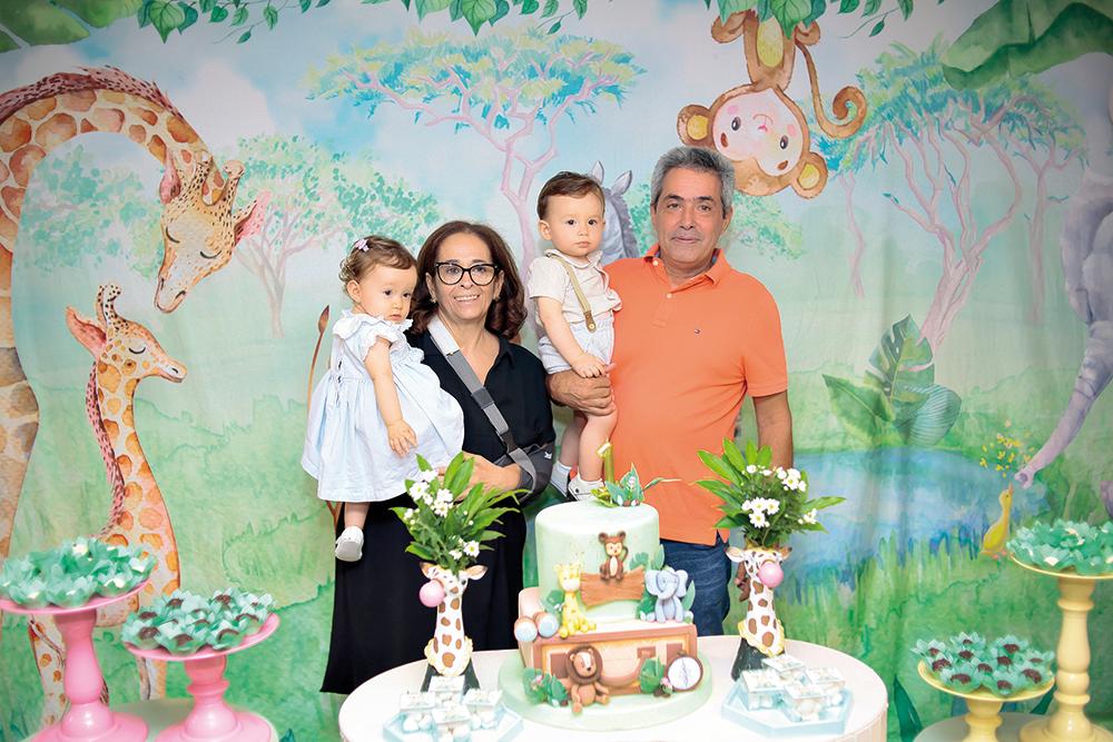 Ísis e Bento com os avós maternos, Vanessa Saud Borges e Gustavo da Costa Borges (Foto/Thaynara Mendes)