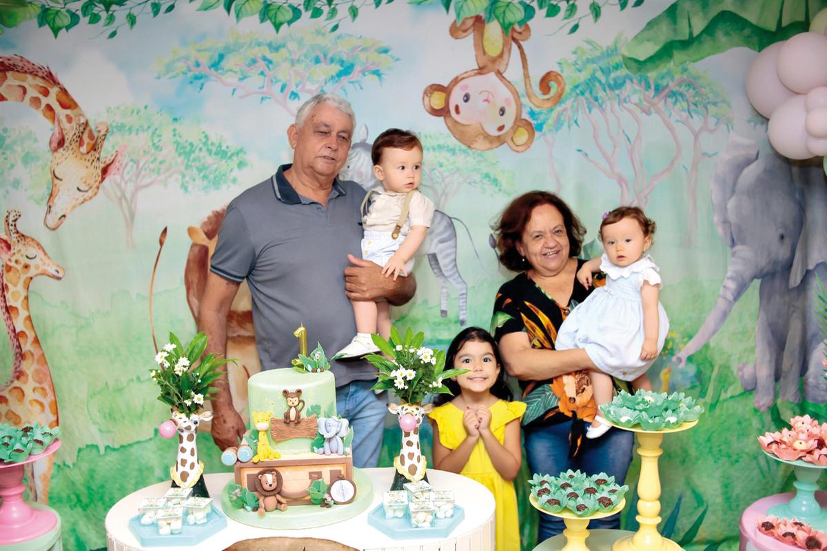 Os aniversariantes com os avós paternos, Helenice Aparecida Gonçalves de Andrade e Wilson Peres de Andrade (Foto/Thaynara Mendes)