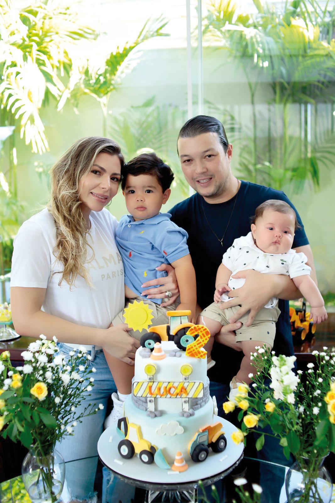 Direto para o porta-retrato - Bruna Cruz e Fabrício Nishi com os pequenos Luca, fazendo 2 anos, e o irmão, Henrique (Foto/Thaynara Mendes)