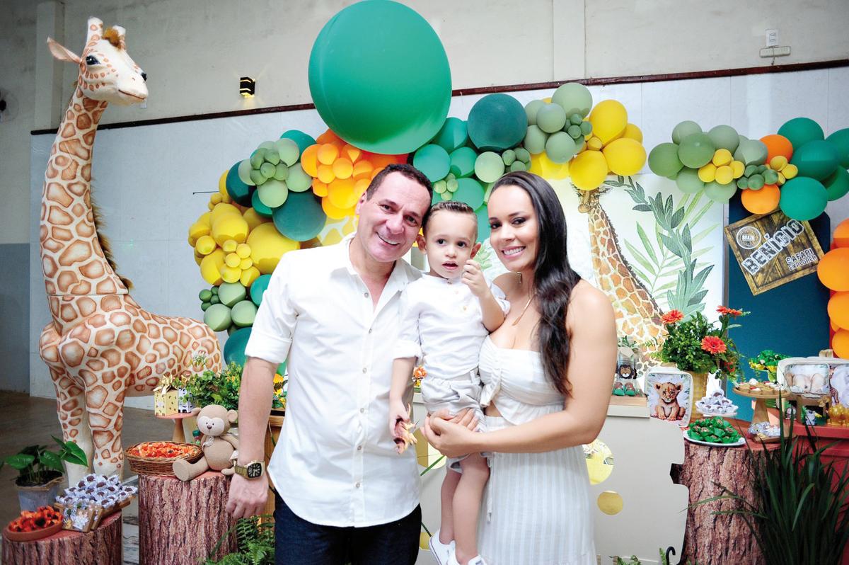 Monalisa Felix e Wesley Irineu com o fofo Benício, que soprou sua terceira velinha em ritmo de safári (Foto/Thaynara Mendes)