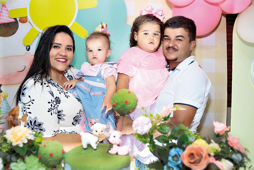 Raissa Beatriz Gomes Teodoro e Ataides Teodoro da Silva Neto, com as filhas, Lavínia Beatria e Mariana Beatriz, que comemorou seu primeiro aninho (Foto/Thaynara Mendes)