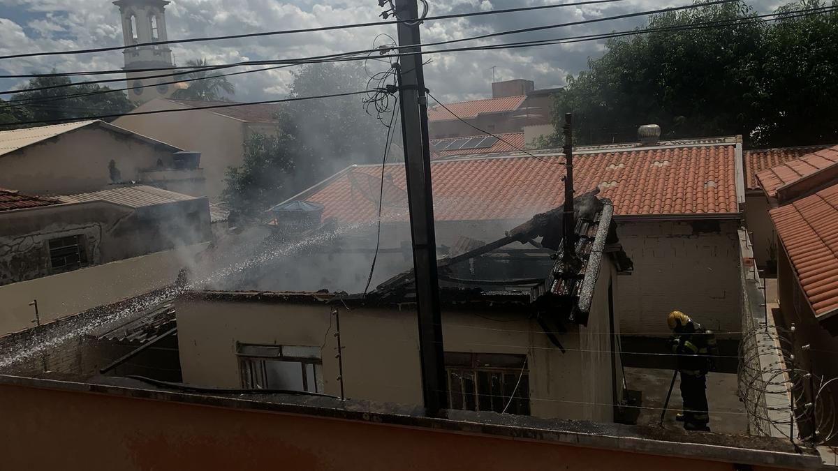 Telhado da casa ficou destruído com o incêndio, que também queimou móveis e eletrodomésticos  (Foto/Divulgação Bombeiros)