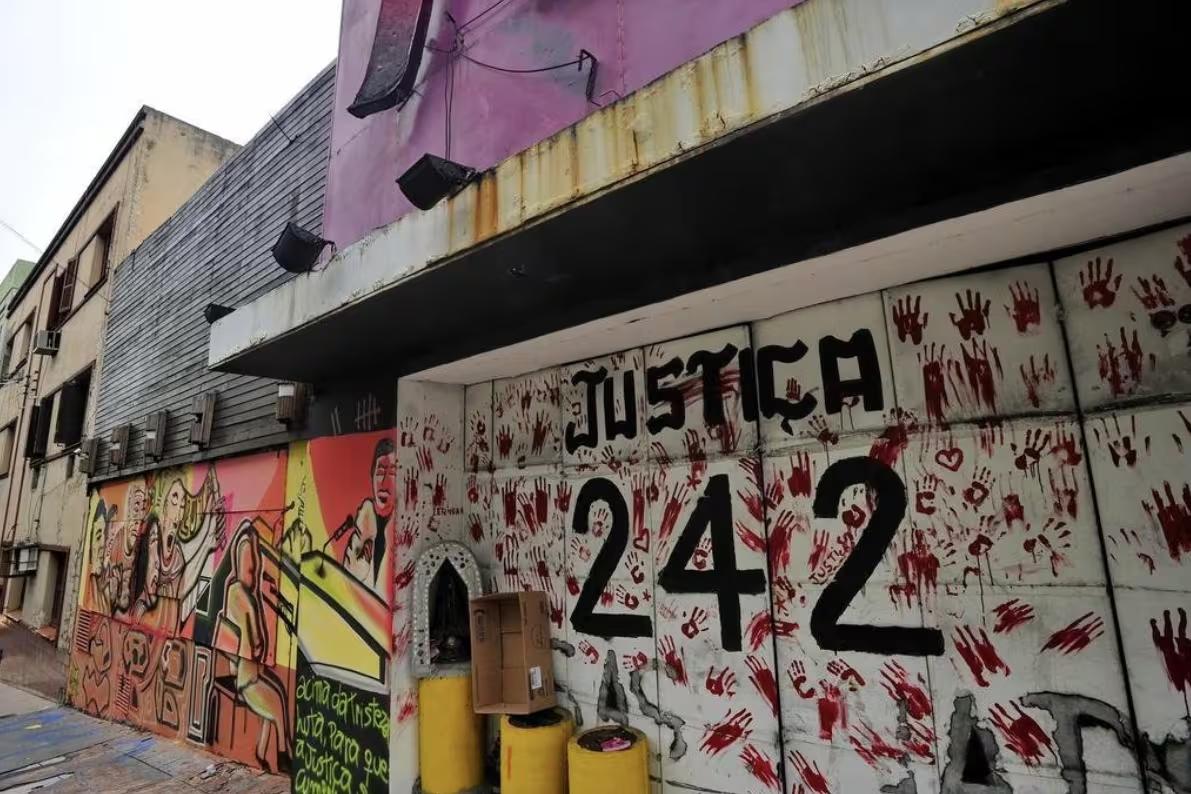Fachada da Boate Kiss, em Santa Maria, após o incêndio (Foto/Reprodução/Filme 'Depois Daquele Dia')