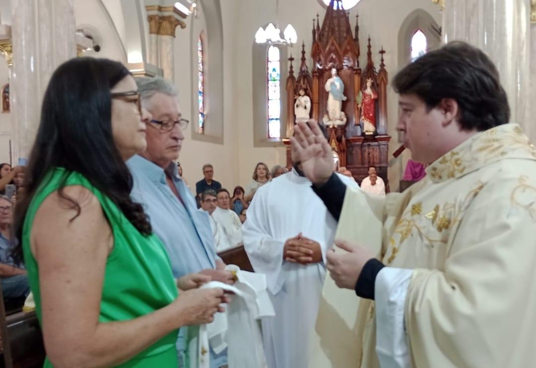 Ordenado padre, Vitor Lacerda agradece e abençoa os pais Marilda e Pedro Lacerda (Foto/Jairo)