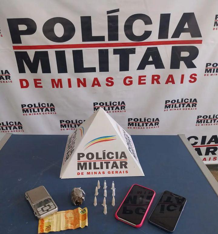 Polícia encontrou bucha de maconha e pinos de cocaína escondidos, e apreendeu ainda dinheiro, balança e celulares (Foto/Reprodução)