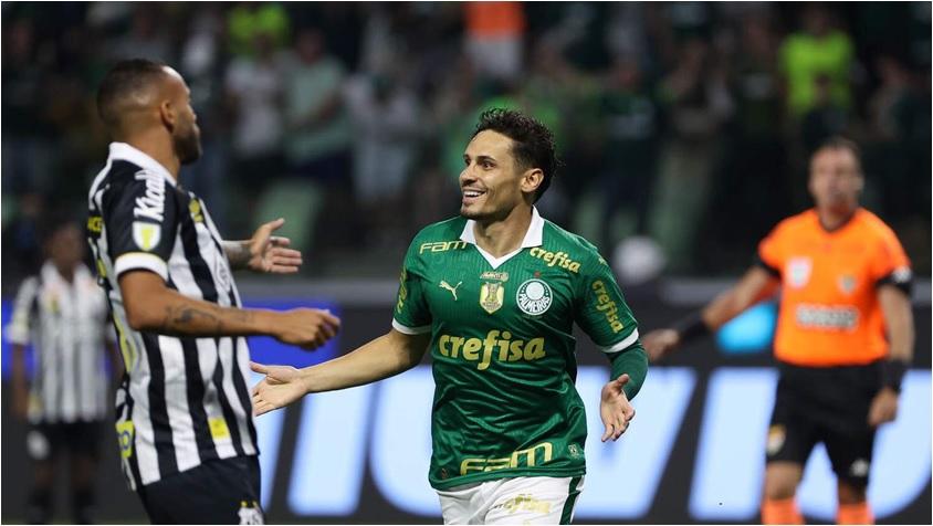 Raphael Veiga comemora seu gol na vitória do Palmeiras sobre o Santos (Foto/Cesar Greco/Palmeiras)