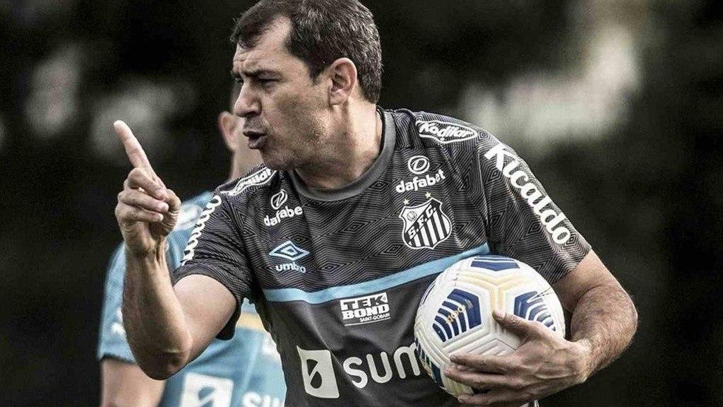 O técnico Fábio Carille também reclamou bastante da condição do gramado (Foto/Rede Social X)