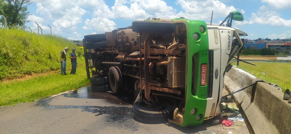 Parte da carga, de cloro e óleo diesel, ficou espalhada na pista (Foto/Reprodução)