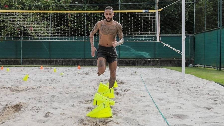 Neymar está sem jogar desde outubro, quando rompeu o ligamento cruzado anterior (Foto/Arquivo)