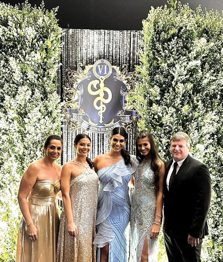 Gabriela Cadelca é a mais nova medica e mamae do pedaco, a bela festejou seu baile de formatura e deu a luz ao seu primogenito neste fim de semana, na foto Gabriela Cadelca ao lado da mae Fabiana Bechara Rossi, do pai Jose Ernesto Cadelca Jr e das irmãs Isadora e Ana Cadelca (Foto/Reprodução)