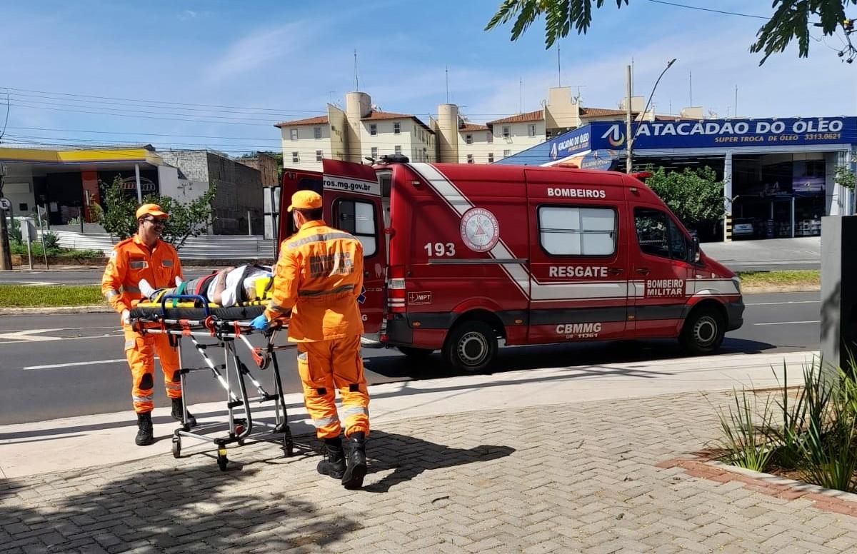 Bombeiros prestaram socorro à mulher, que apresentava dores nas costas e estava confusa (Foto/Divulgação)