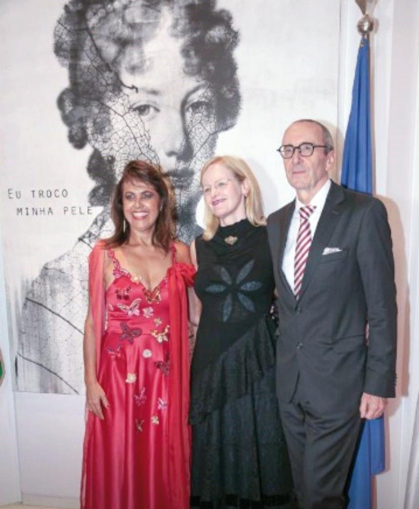Vanessa von Glehn com o embaixador austríaco Stefan Scholz e embaixatriz Angelika Sholz (Foto/Reprodução)