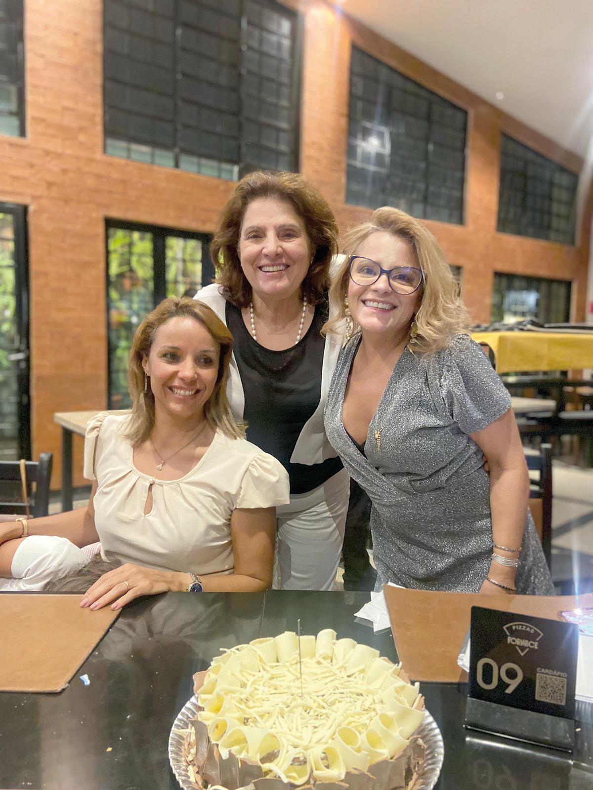 A aniversariante com as também sobrinhas Renata Vilela Almeida Facure e Flávia Vilela Almeida Molinar, em noite que contou também com a presença de sua irmã Márcia Vilela Almeida (Foto/Reprodução)