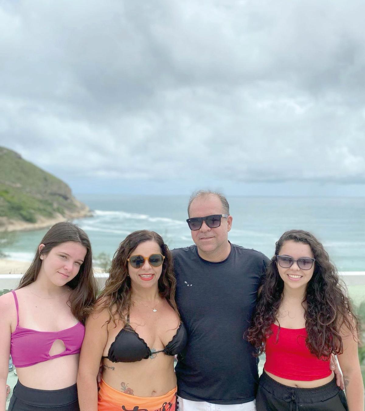 Eliete e Ciro Manzan com as filhas Fernanda e Luana acabam de retornar das férias em família. Passaram alguns dias no Rio de Janeiro, onde recarregaram as energias para 2024 (Foto/Reprodução)