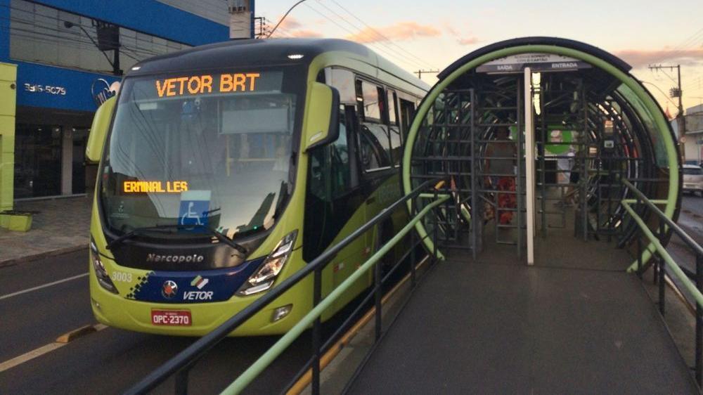 As estações-tubo do sistema BRT/Vetor em Uberaba, são alvo de muita reclamação por parte de usuários, principalmente devido ao calor que faz dentro deles (Foto/Arquivo)