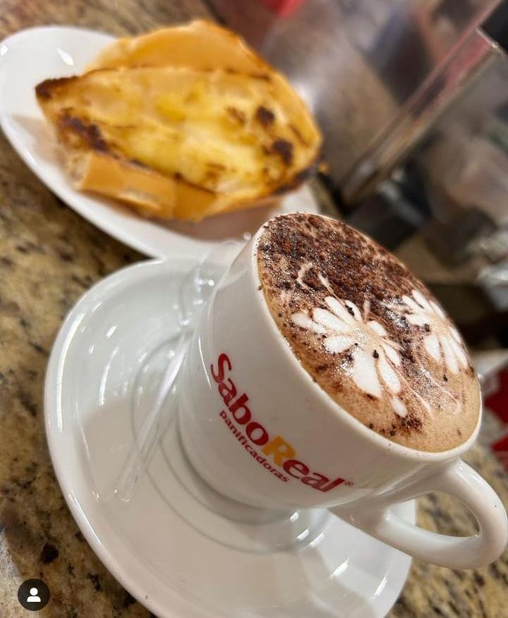 O cappuccino com pão na chapa da Panificadora SaboReal da avenida da Saudade é delicioso (Foto/Divulgação)