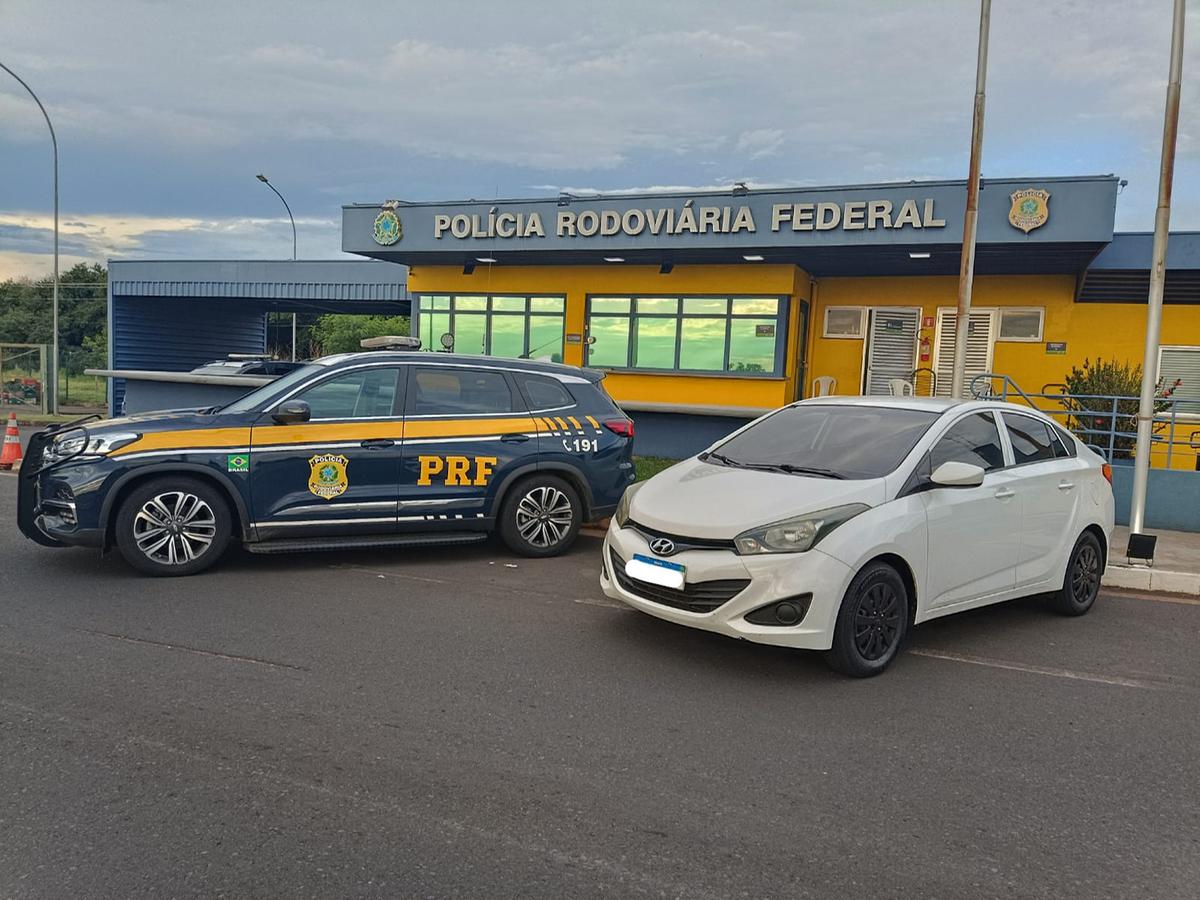 O carro, produto de furto, foi apreendido e o casal suspeito de estelionato, conduzido à Delegacia de Polícia (Foto/Divulgação)