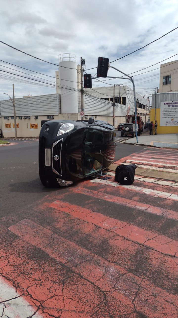 Com a pancada, o Nissan Versa acabou tombando e uma pessoa que estava no veículo precisou de atendimento médico-hospitalar (Foto/Divulgação)