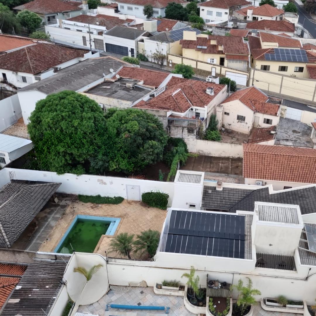 Morador das imediações encaminhou foto em que mostra a água esverdeada da piscina do imóvel, desocupado há mais de quatro meses (Foto/Reprodução)