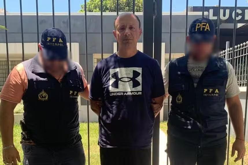 Diego Dirísio no momento da prisão (Foto/PF do Brasil, via Interpol)