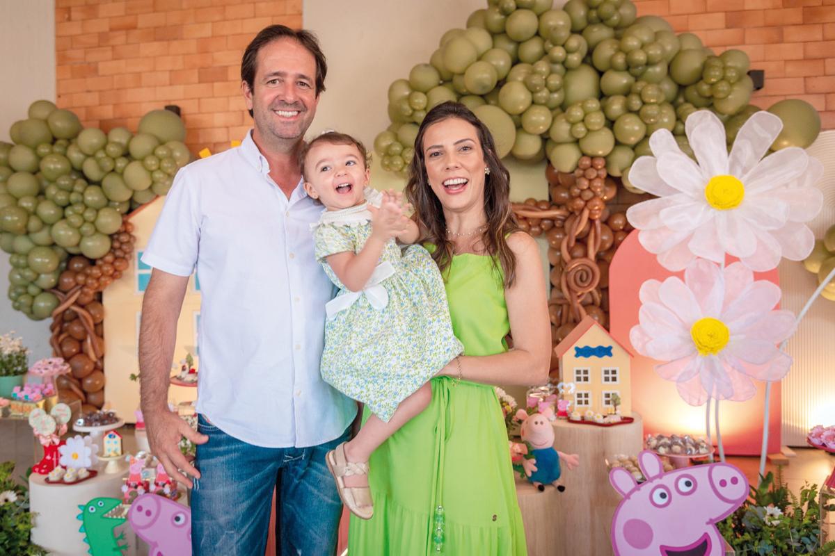 Maria Júlia com seus pais, Alexandre Franchi e Mariana Figueiredo Franco Franchi (Foto/Bruno Rabelo)