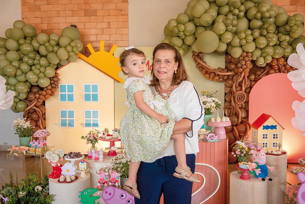 Maria Júlia com a vovó, Cida Franchi (Foto/Bruno Rabelo)