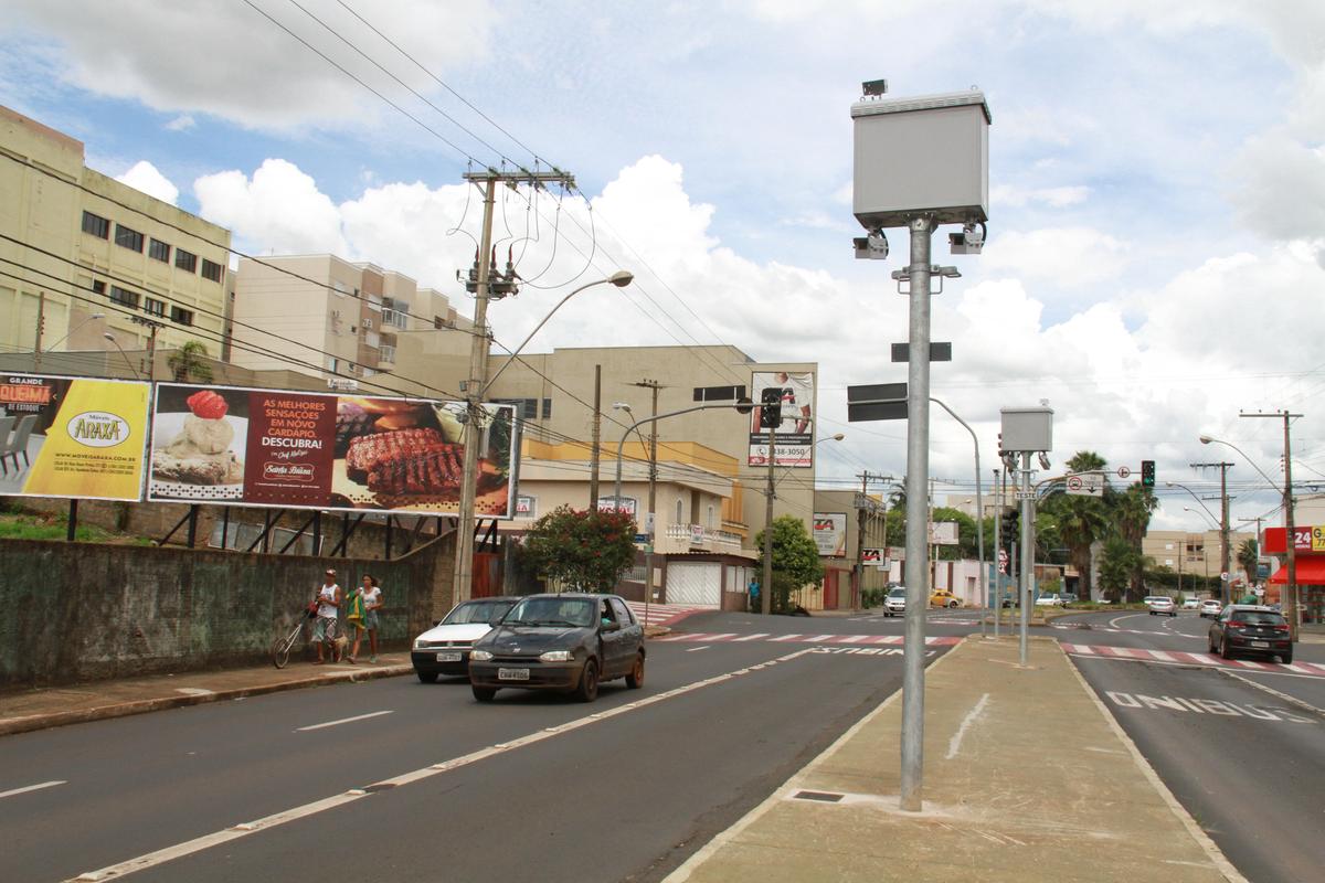 Há vários anos Uberaba não conta mais com qualquer fiscalização eletrônica de trânsito e os dois últimos governos municipais seguem resistentes à medida (Foto/Arquivo)