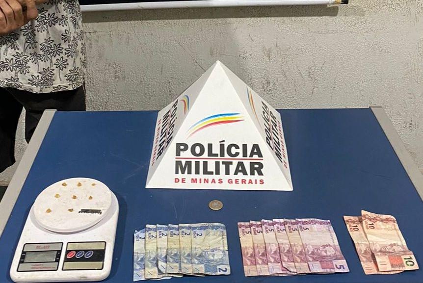 Com o suspeito foram encontrados pedras de crack prontas para a venda, dinheiro e balança de precisão (Foto/Divulgação)