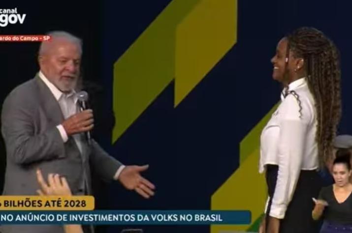 O presidente Lula com a jovem Luiza Eduarda Leôncio, de 20 anos, funcionária da Volkswagen, no ABC Paulista (SP) (Foto/Reprodução/Canal Gov)