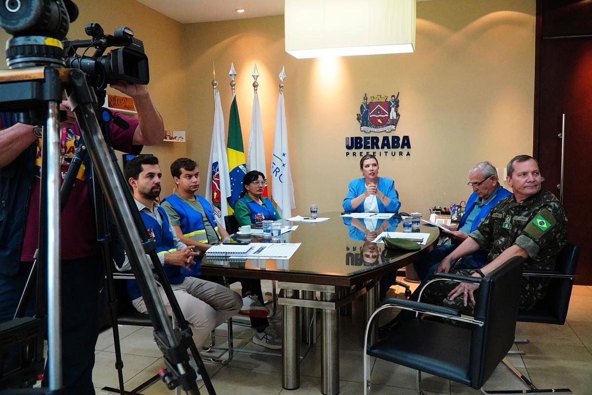 Durante entrevista coletiva ontem, a prefeita apresentou números da primeira ação da força-tarefa e disse estar atuando junto ao Estado para a liberação do Fumacê (Foto/Divulgação PMU)