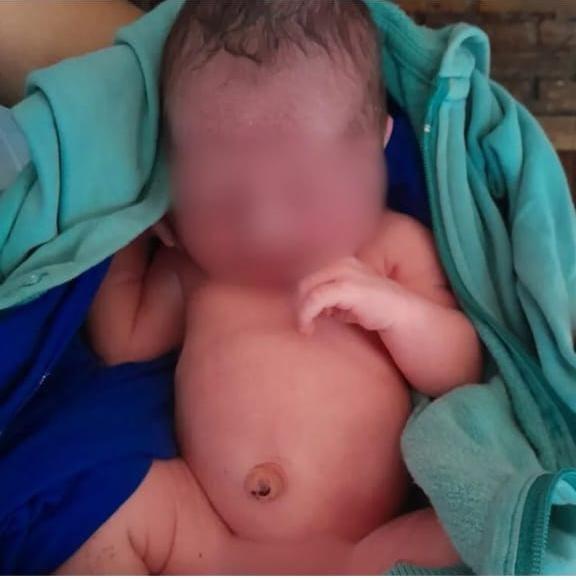 Bebê foi encontrado abandonado na porta do comércio em Conceição das Alagoas (Foto/Divulgação)