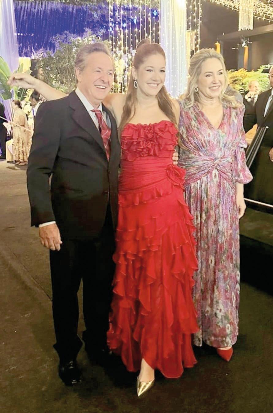 Sophia Lacerda Queiroz formou em medicina no FDS. Na foto a formanda com os pais Luiza Lacerda e Luiz Sérgio de Queiroz (Foto/Reprodução)