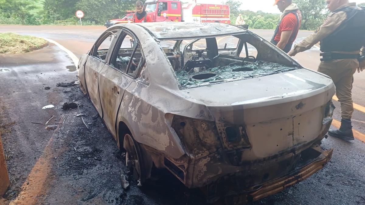 O carro foi destruído pelas chamas e testemunha diz que o motorista teria ateado fogo e fugido em seguida (Foto/Divulgação)